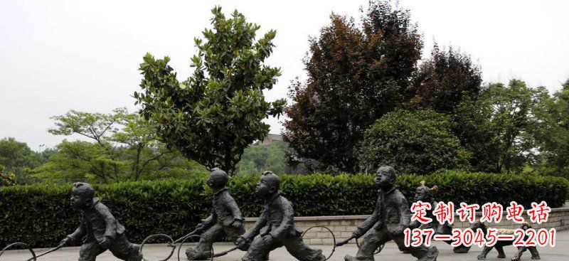 南阳公园小孩推铁圈小品铜雕