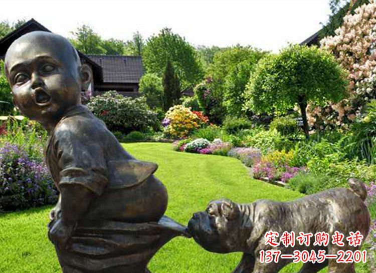 南阳小孩咬小狗大雕塑