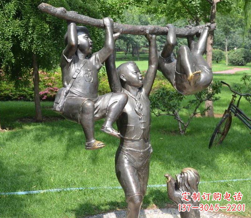 南阳捉着树枝玩耍的小孩铜雕