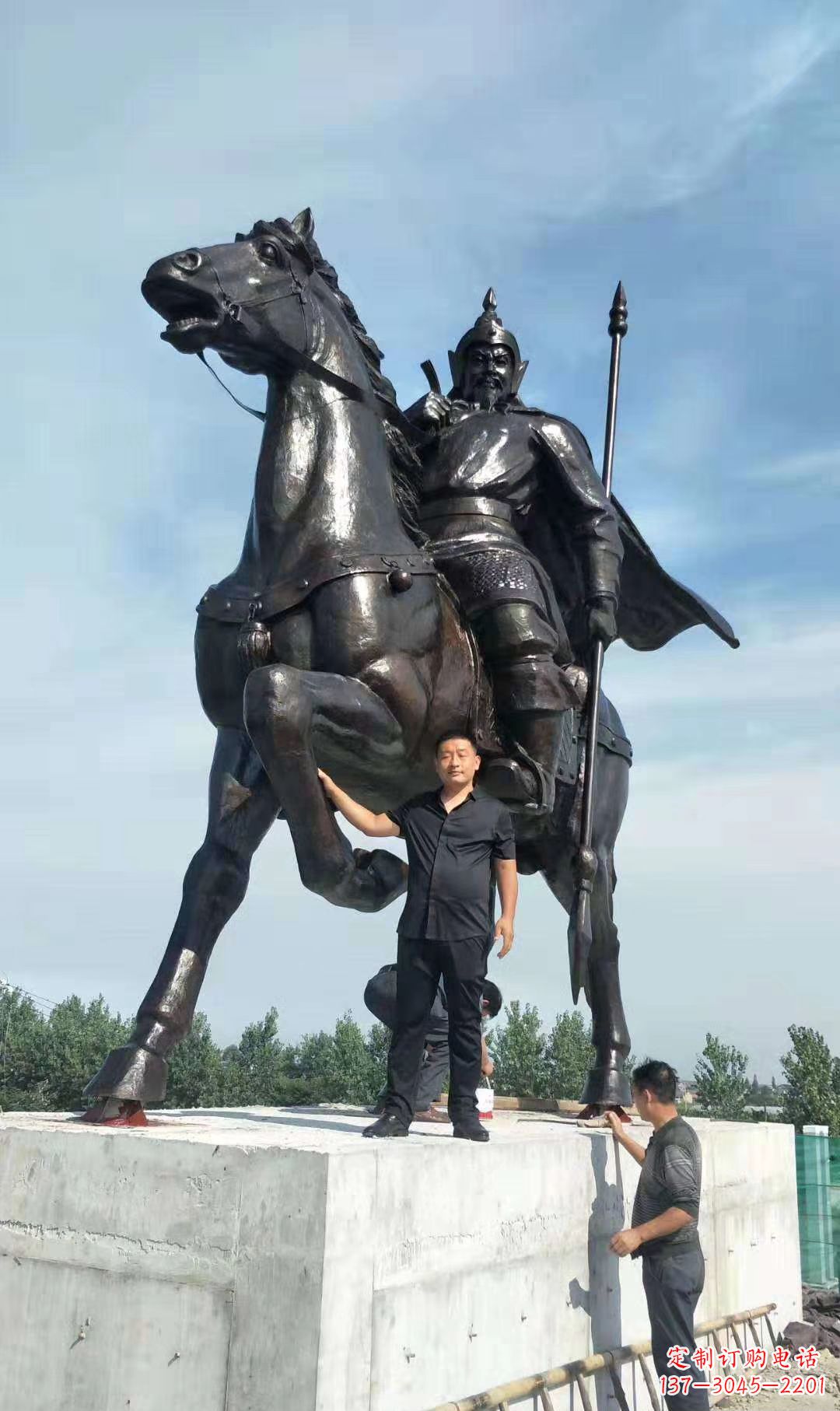 南阳以古代骑马将军为灵感的铜雕