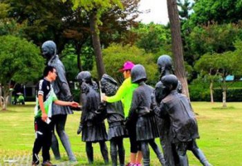 南阳铜质老鹰抓小鸡雕塑