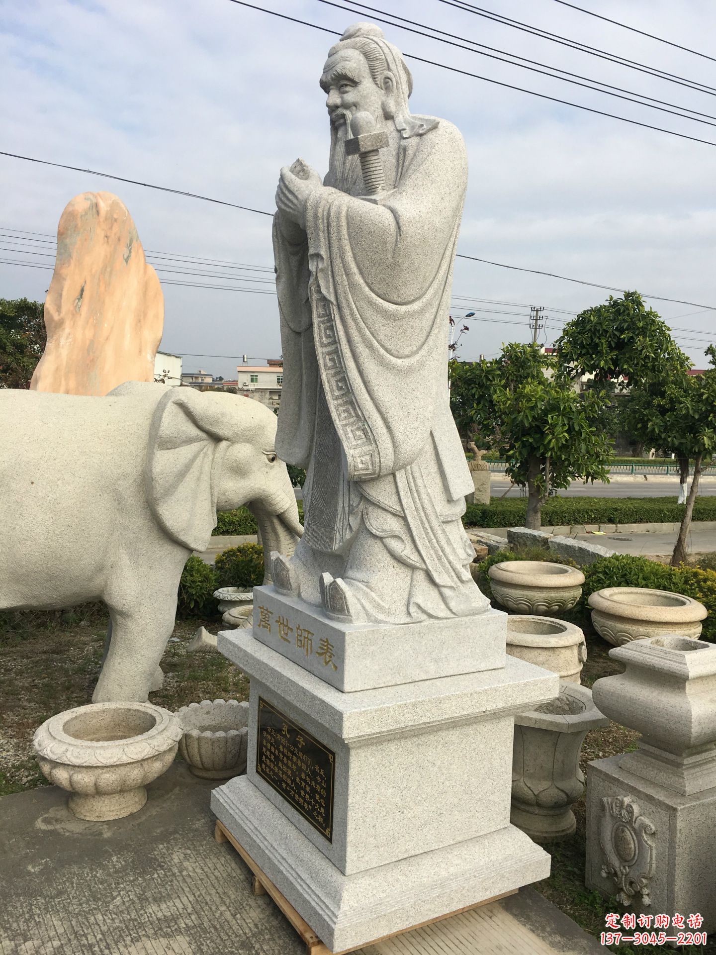 南阳古宇湖湿地公园里的孔子雕塑