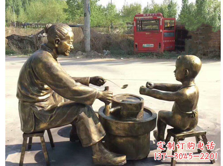南阳广场帮母亲磨豆浆小品人物铜雕