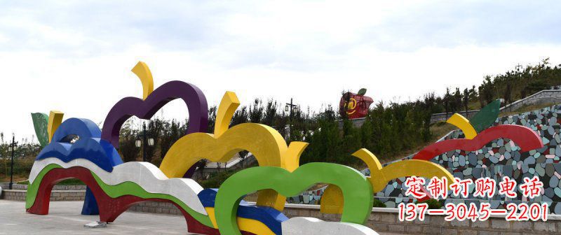 南阳广场艺术:不锈钢抽象彩色苹果雕塑