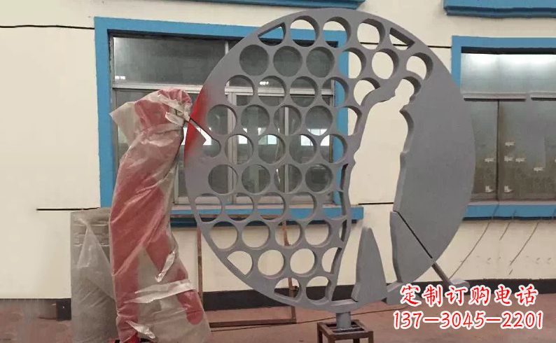 南阳广场不锈钢打高尔夫球雕塑 (2)
