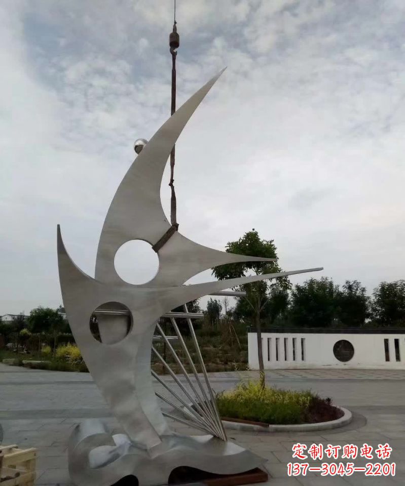 南阳广场不锈钢帆船景观雕塑