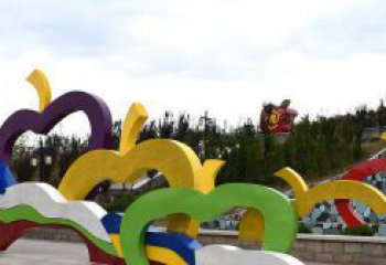 南阳广场艺术：不锈钢抽象彩色苹果雕塑