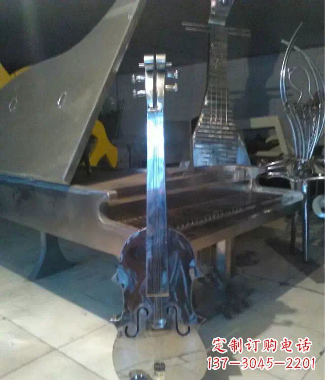 南阳中领雕塑:优雅音乐之旅,为您带来不锈钢吉他景观雕塑!