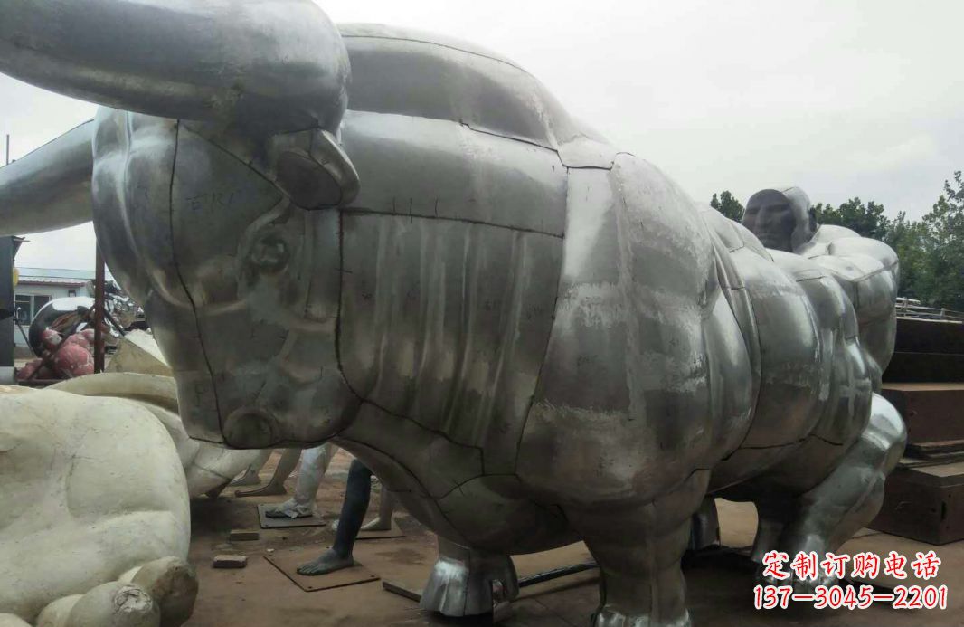 南阳中领雕塑:复古拓荒牛不锈钢雕塑