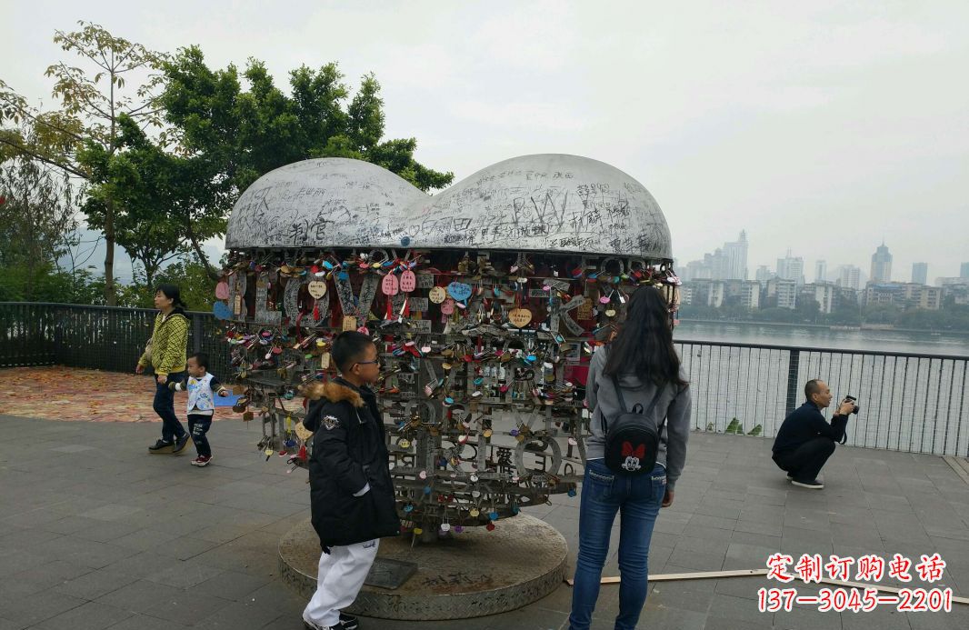 南阳不锈钢英文字母镂空景观雕塑