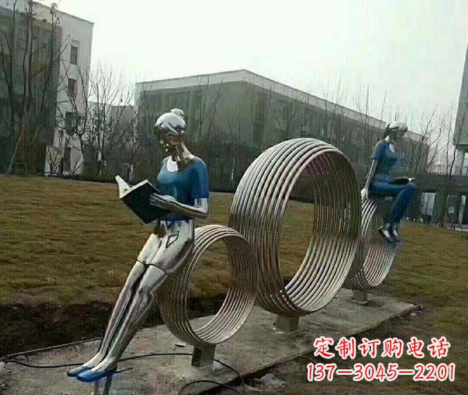 南阳广场不锈钢圆环看书女孩雕塑
