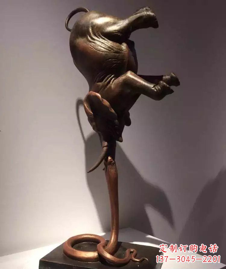南阳广场大象倒立景观铜雕
