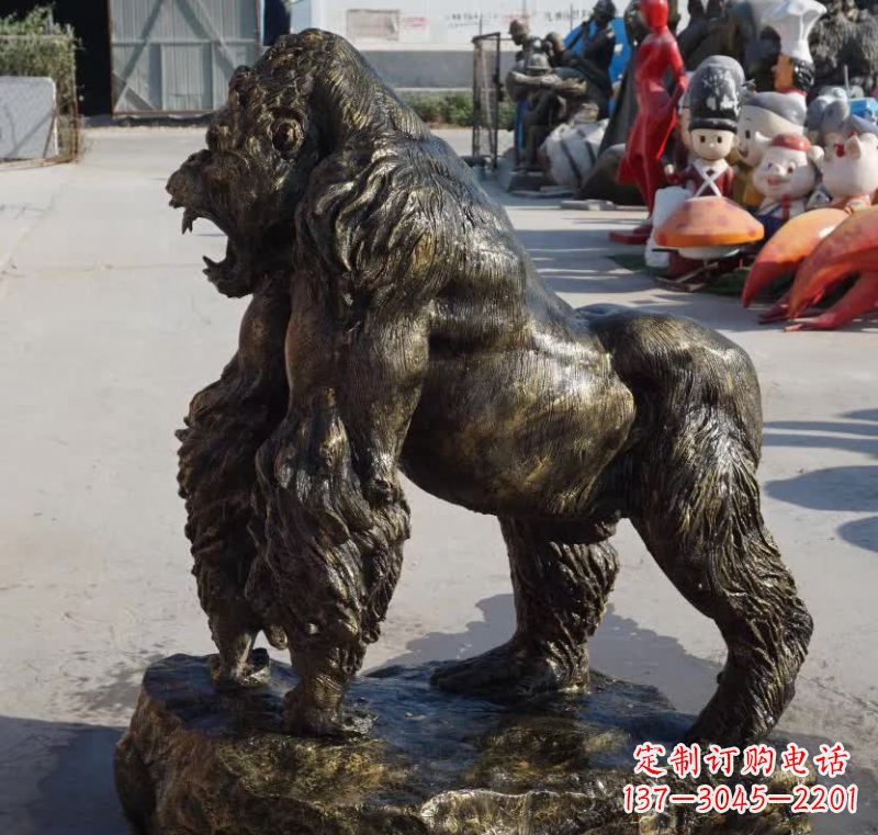 南阳广场大猩猩铜雕