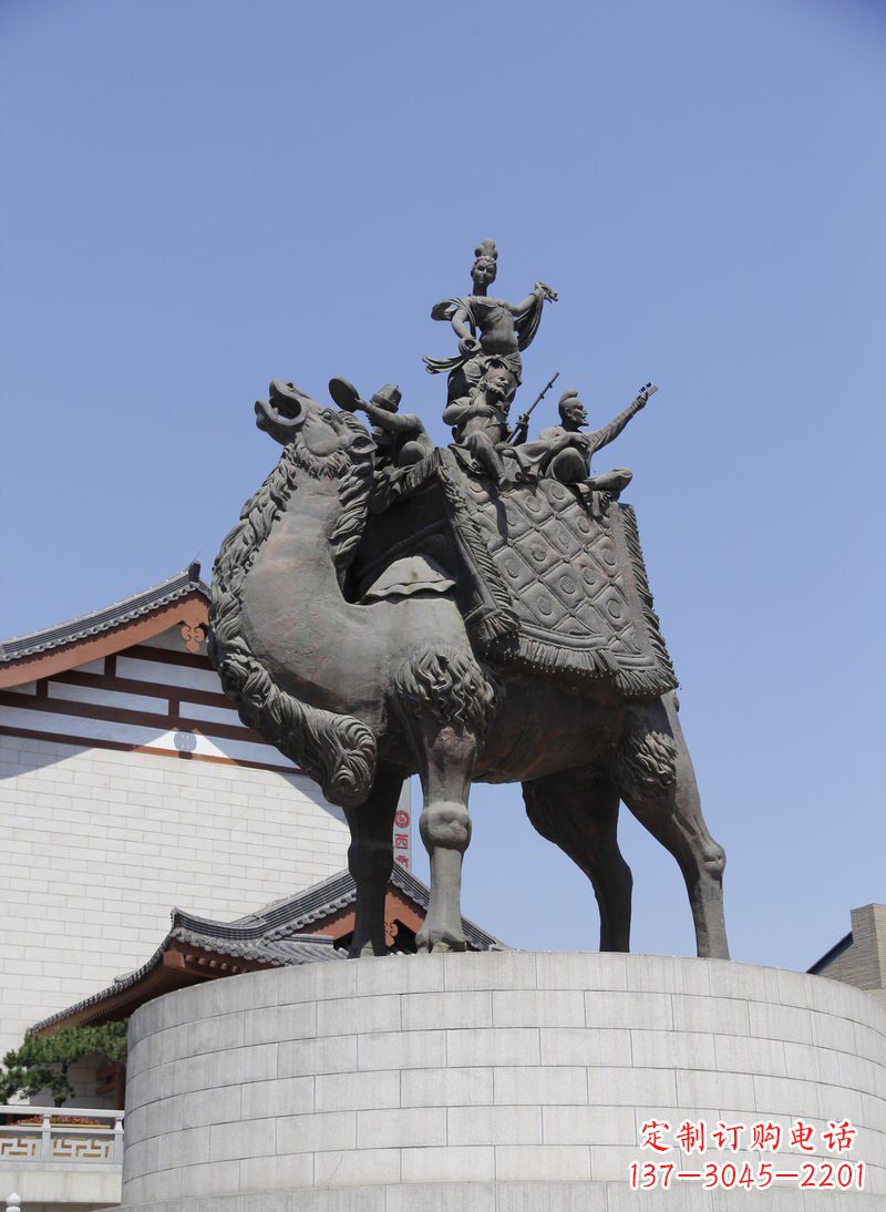 南阳中领雕塑:古代人物骑骆驼铜雕