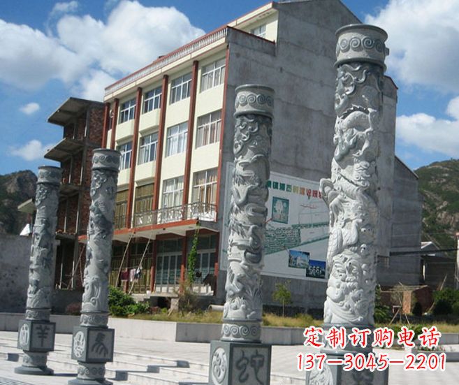 南阳以龙柱为原型的十二生肖石雕