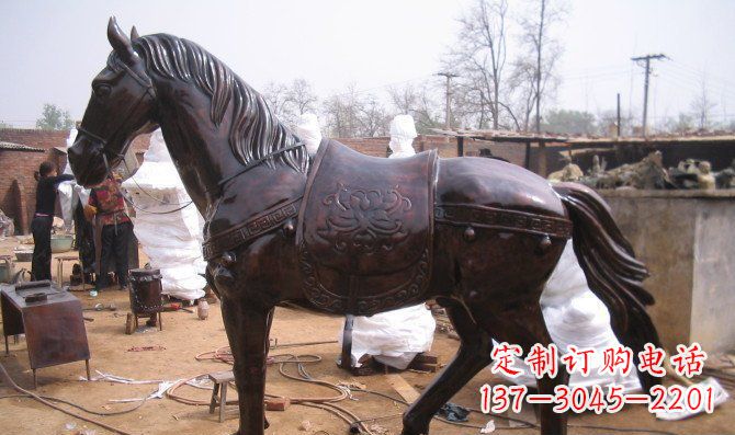 南阳欣赏骏马美丽高贵的动物铜雕