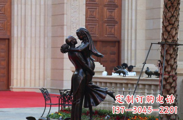 南阳广场浪漫情侣人物铜雕