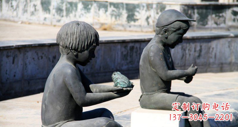 南阳广场拿着青蛙的儿童景观铜雕