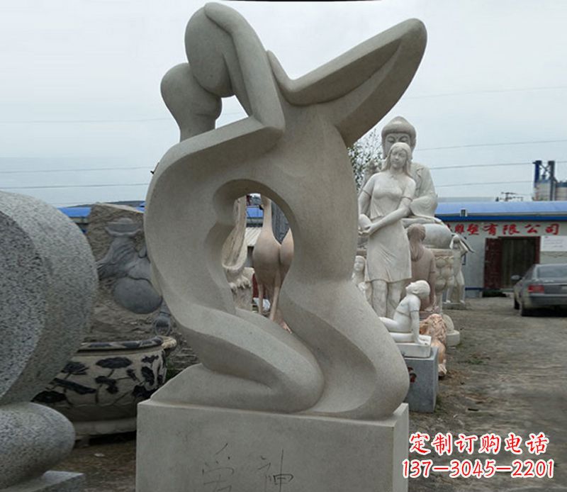 南阳广场情侣人物石雕