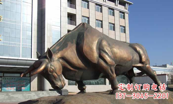 南阳拓荒牛铜雕塑——将历史传承到现代