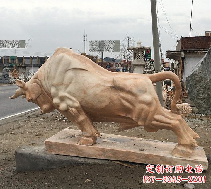 南阳象征力量的广场晚霞红牛雕塑