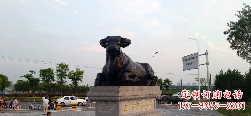 南阳广场卧着的牛动物铜雕