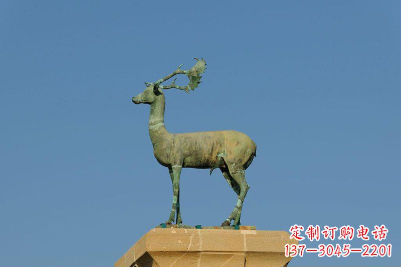 南阳广场驯鹿景观铜雕