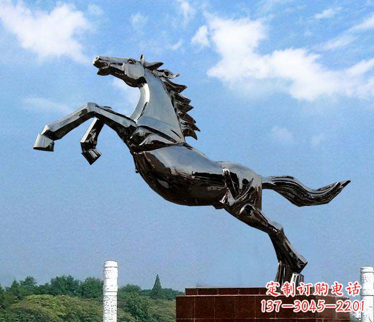 南阳广场一往直前不锈钢奔马雕塑