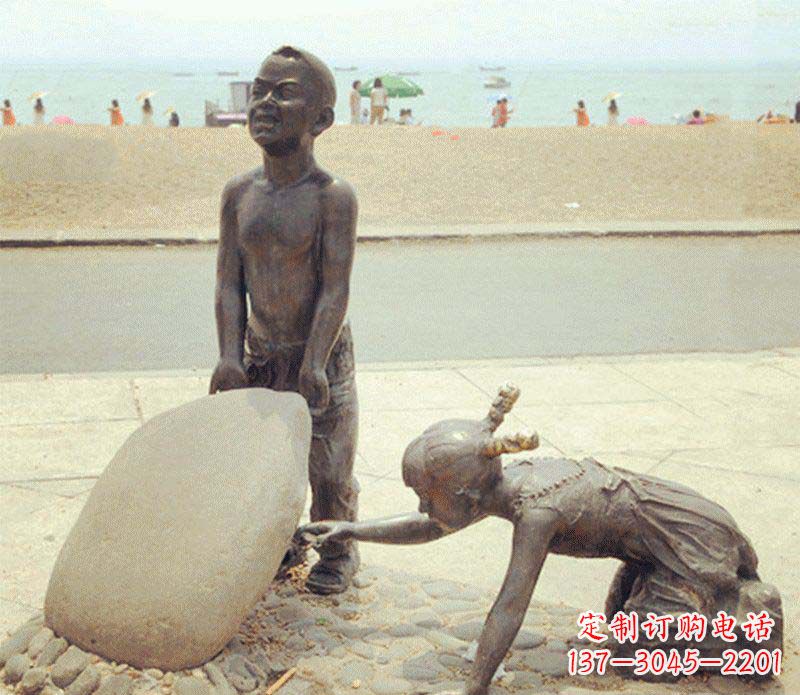 南阳海边抬石头的小孩铜雕