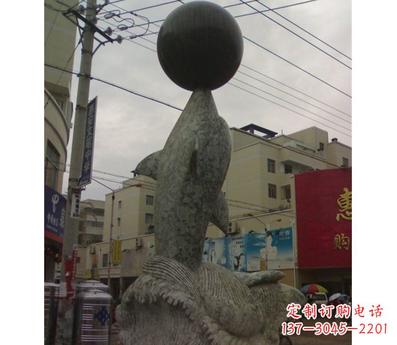南阳海豚戏球石雕