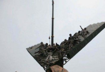 南阳充满激情的足球队人物铜雕