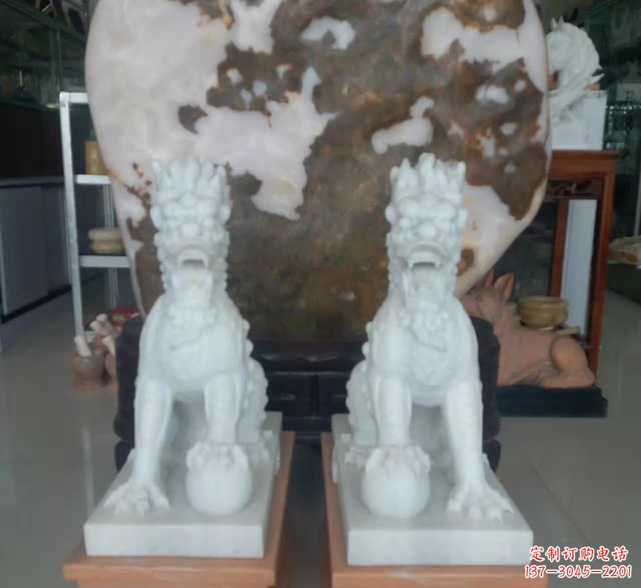 南阳汉白玉踩球麒麟石雕