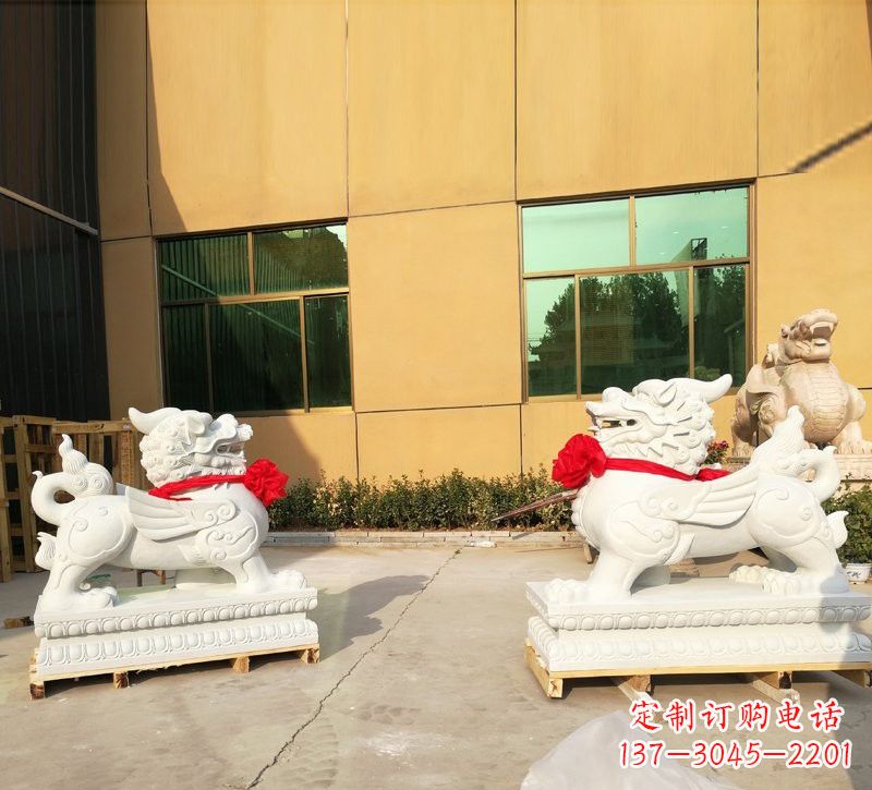 南阳汉白玉立式貔貅石雕