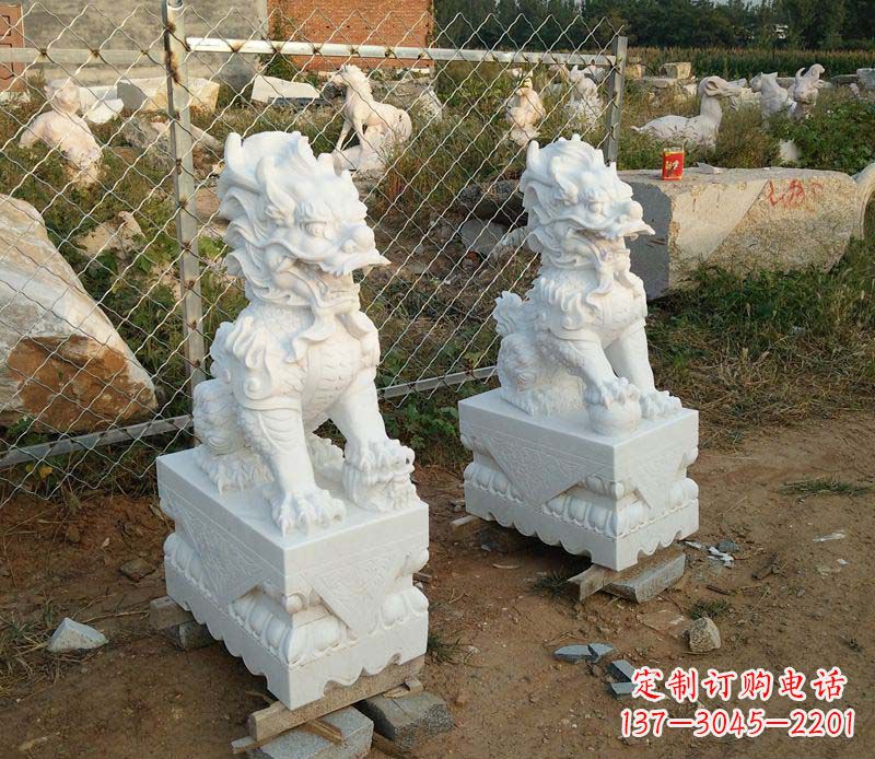 南阳精美雕刻石麒麟,添玉门口踩球景象