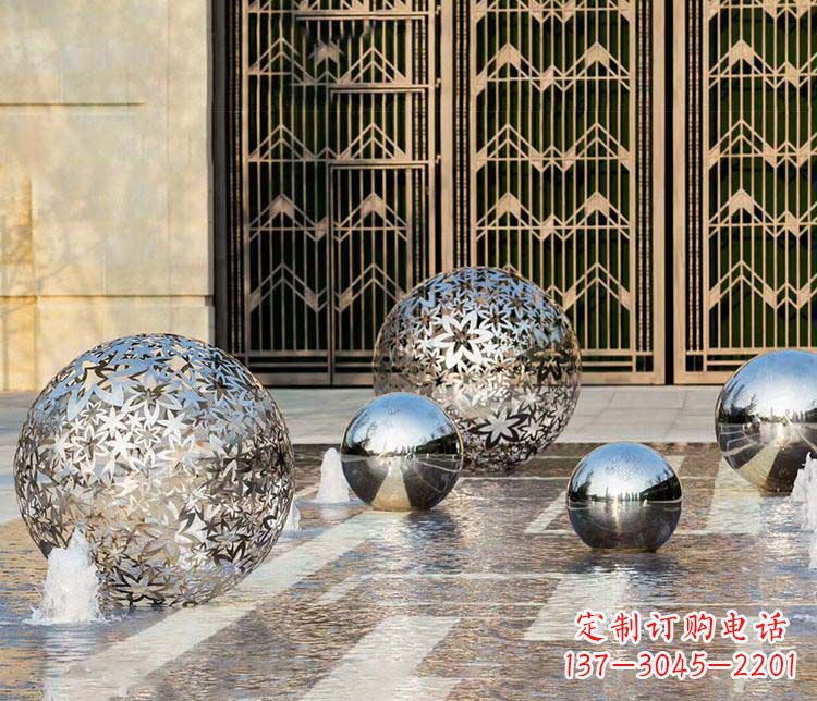 南阳欣赏自然的美:不锈钢花形镂空球喷泉雕塑