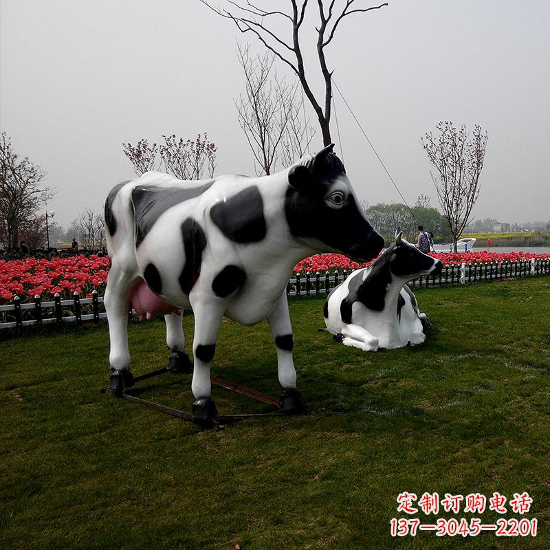 南阳真实农场气息的户外仿真奶牛雕塑