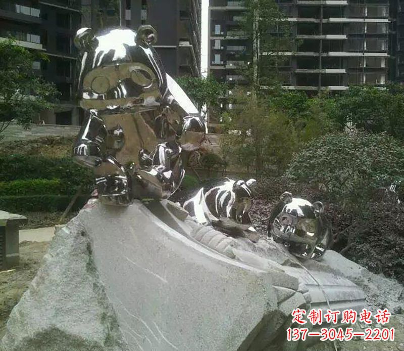 南阳家喻户晓的可爱熊猫雕塑
