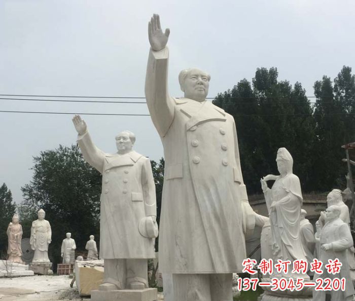 南阳挥手的毛主席校园伟人石雕