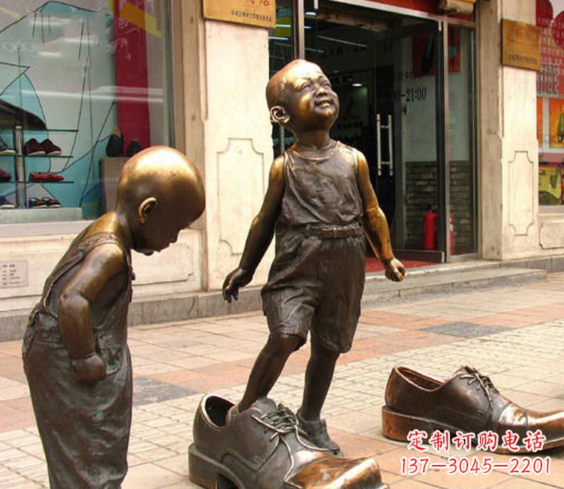 南阳街边穿大鞋的小孩铜雕