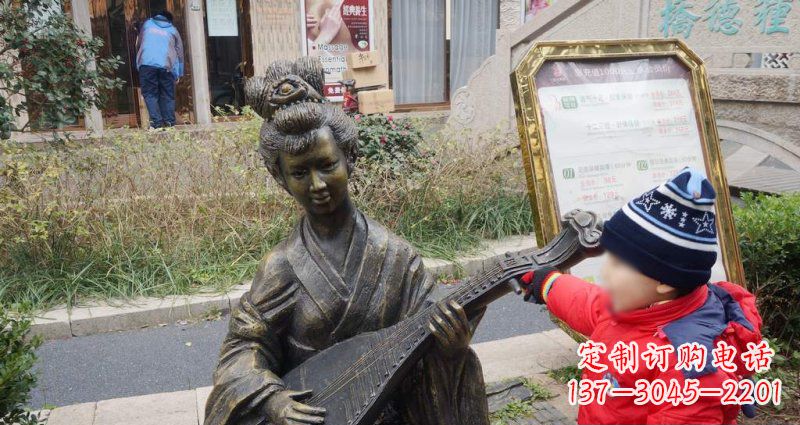 南阳街边弹琵琶的古代美女雕塑