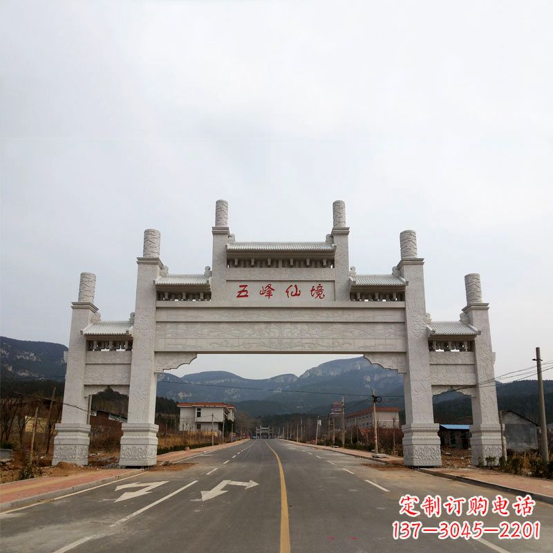 南阳领雕塑：景区路口三间四柱牌坊雕塑