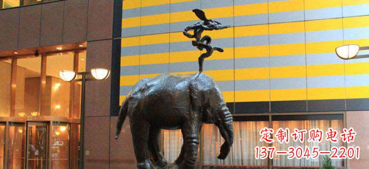 南阳酒店门口抽象大象铜雕