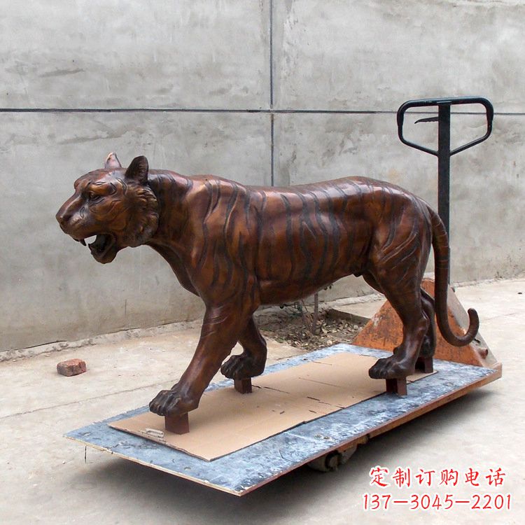 南阳活力四射的老虎铜雕塑