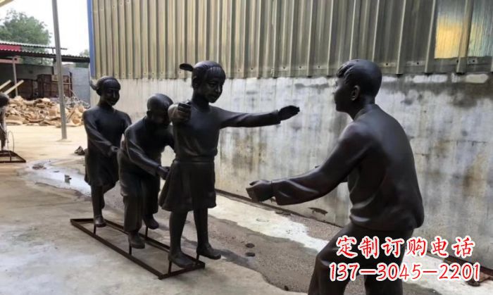 南阳华中领雕塑出品——老鹰捉小鸡铜雕