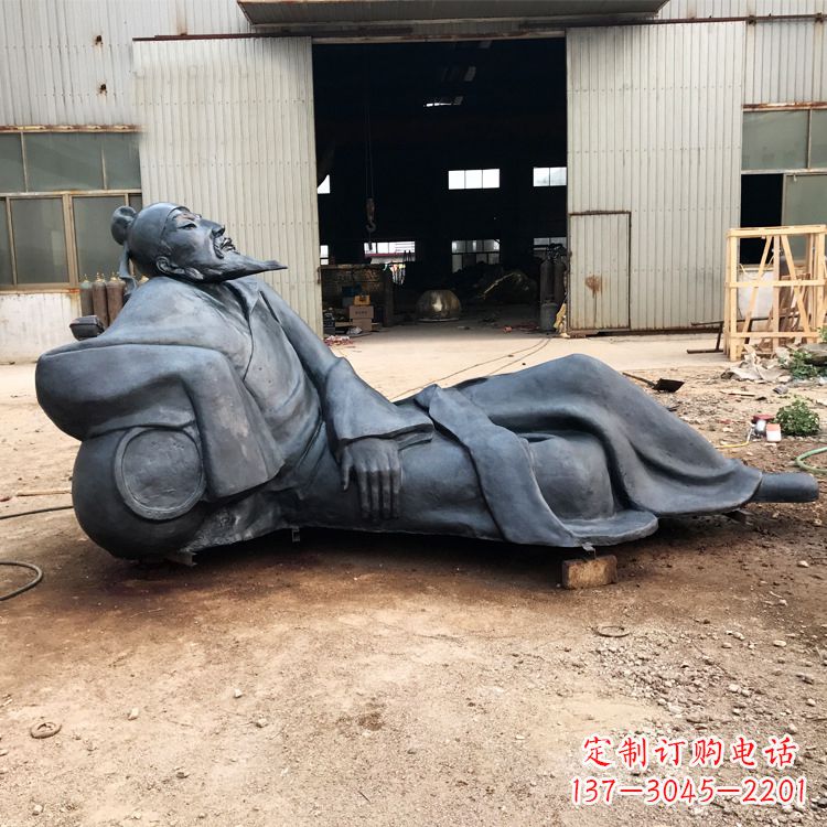 南阳李白醉卧铜雕塑,抒写出豪迈之气