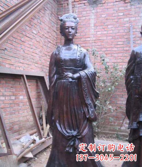 南阳汹涌波澜中的李清照雕塑