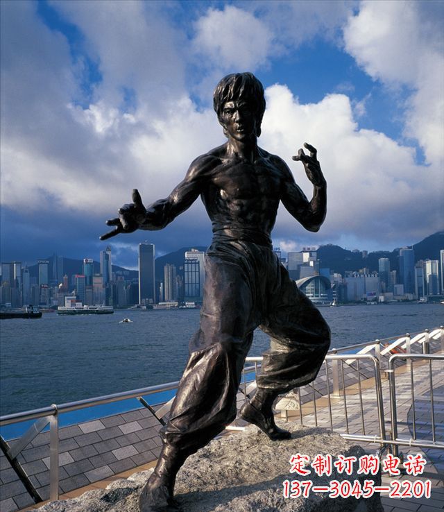 南阳标题:李小龙铜雕,让传奇永存
