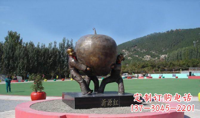 南阳苹果融入两岁小孩的生活——公园铜雕