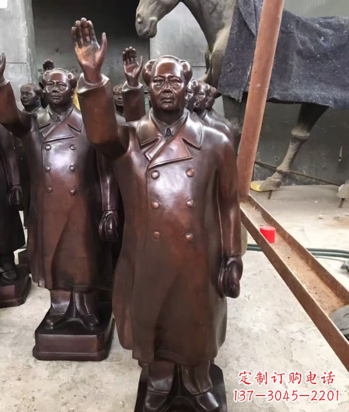 南阳毛主席挥手铜雕,传达毛主席的不朽精神