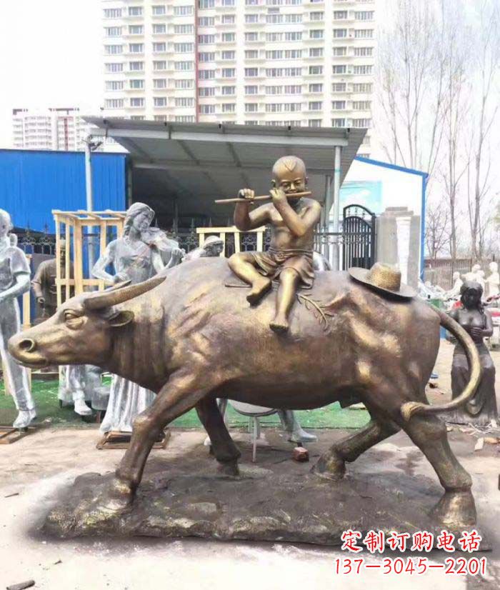 南阳专为儿童量身定制的牧童骑在牛背吹笛铜雕
